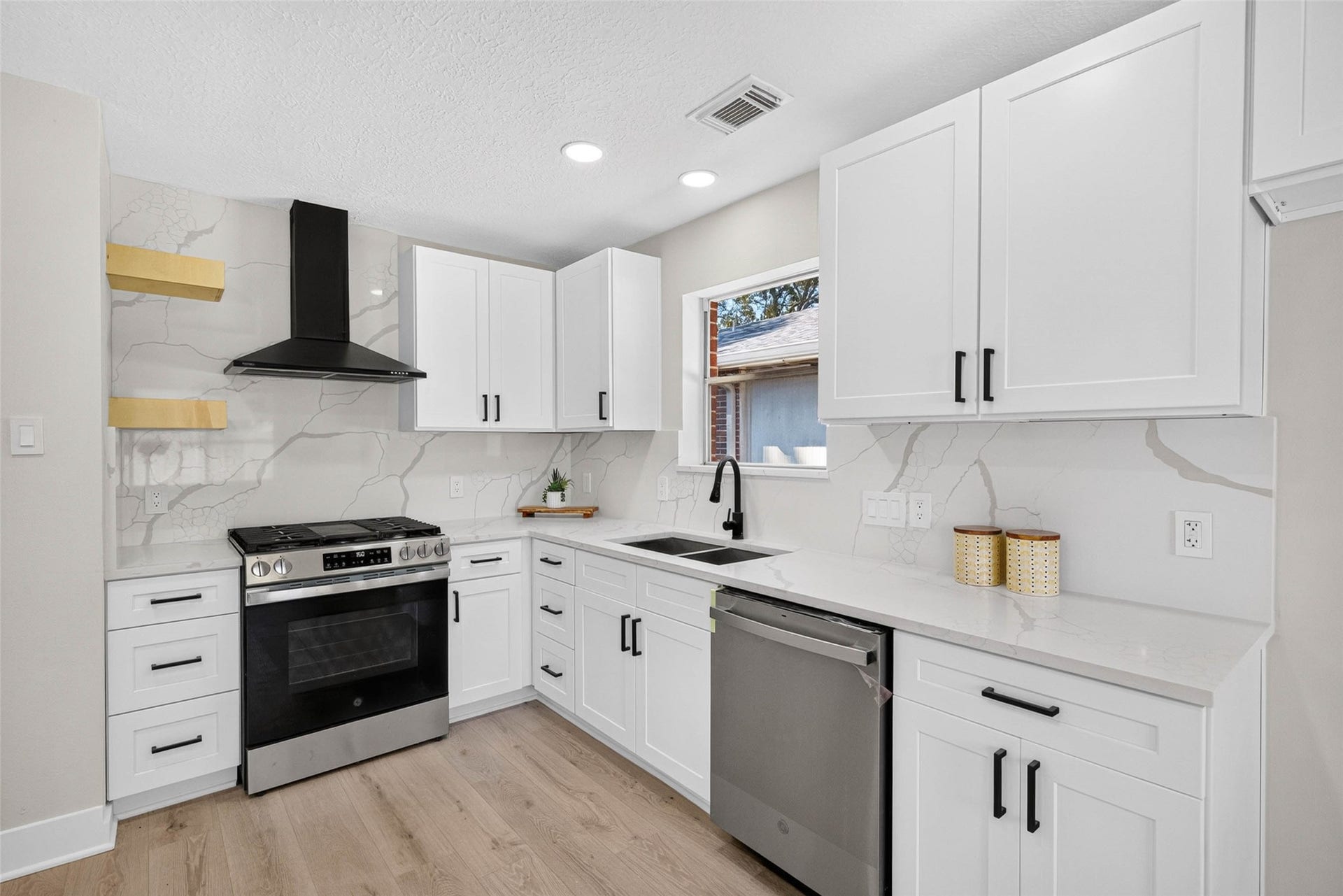 1723 Oak Ridge Drive, Kemah, TX 77565 1723 Oak Ridge Drive, Kemah, TX 77565