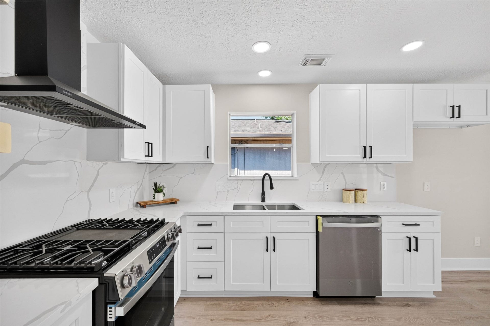 1723 Oak Ridge Drive, Kemah, TX 77565 1723 Oak Ridge Drive, Kemah, TX 77565