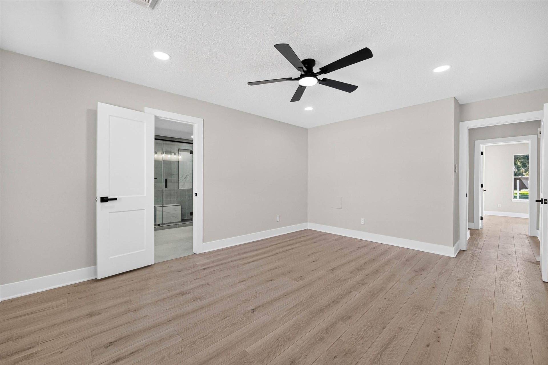 1723 Oak Ridge Drive, Kemah, TX 77565 Primary bedroom.
