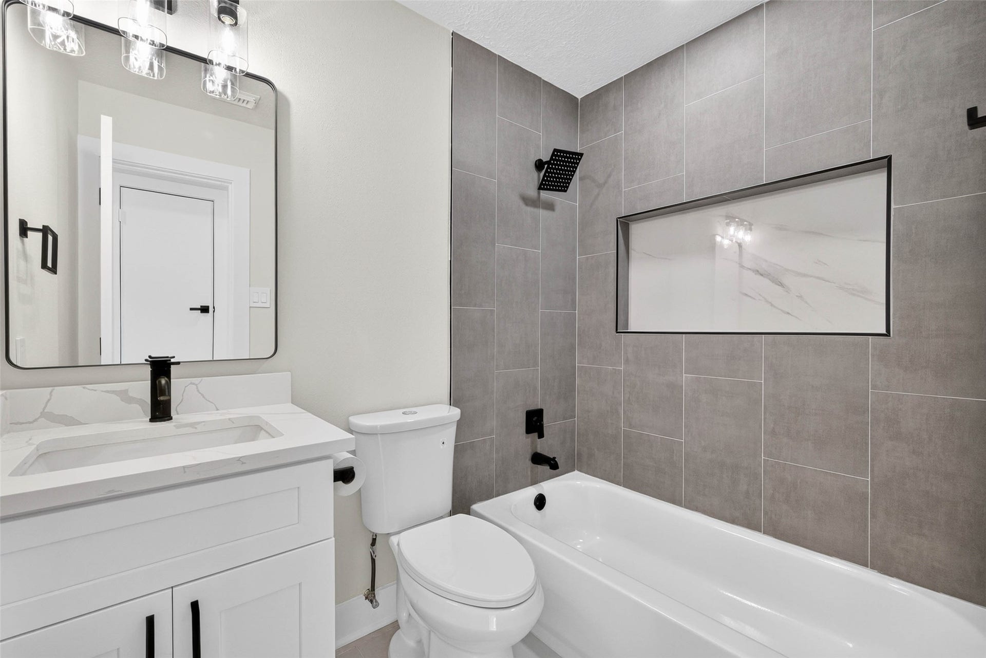 1723 Oak Ridge Drive, Kemah, TX 77565 Secondary bathroom.