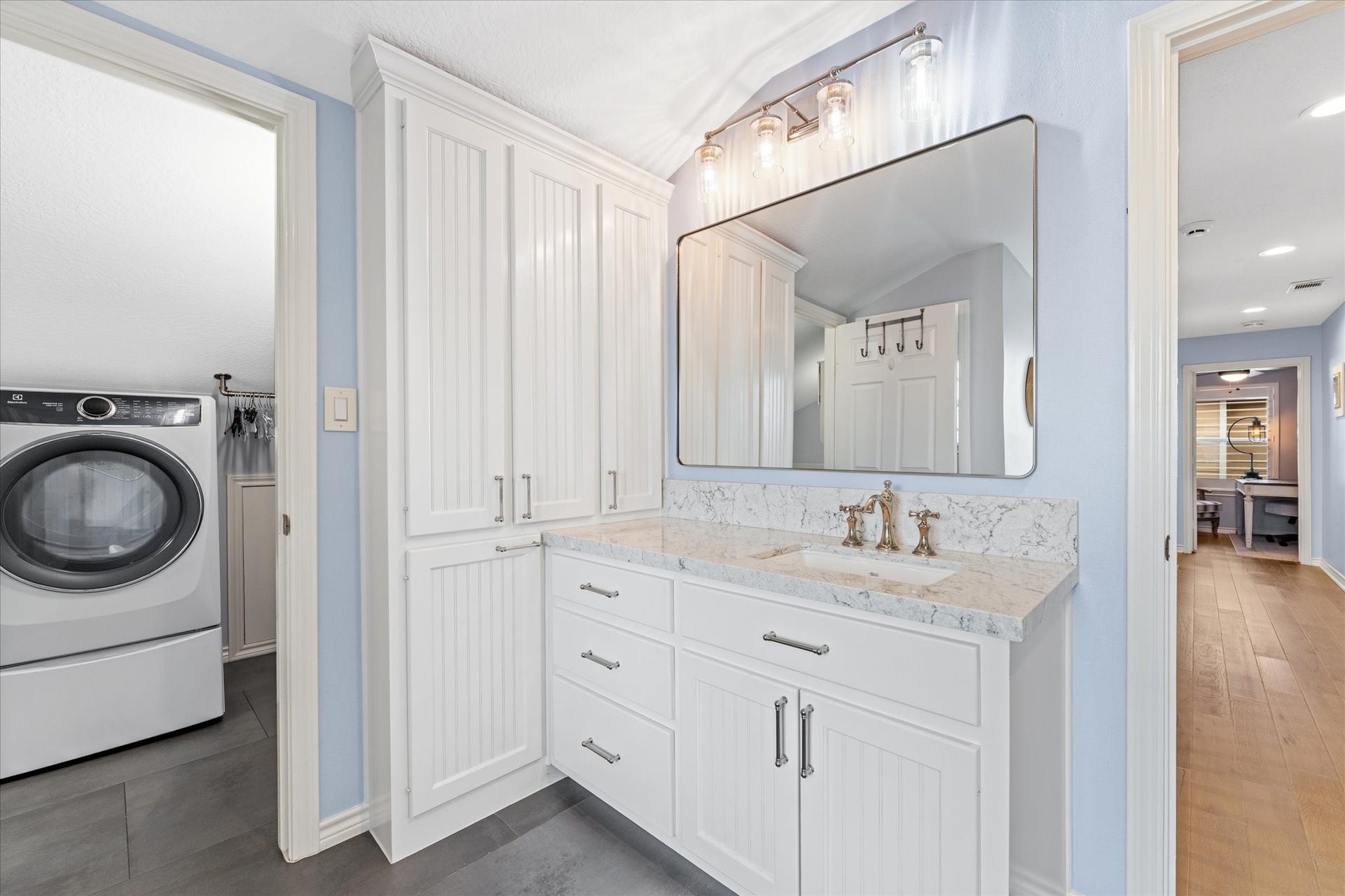 16372 Lochness Dr Drive, Willis, TX 77318 Second Sink in Master with Upstairs Laundry Room.