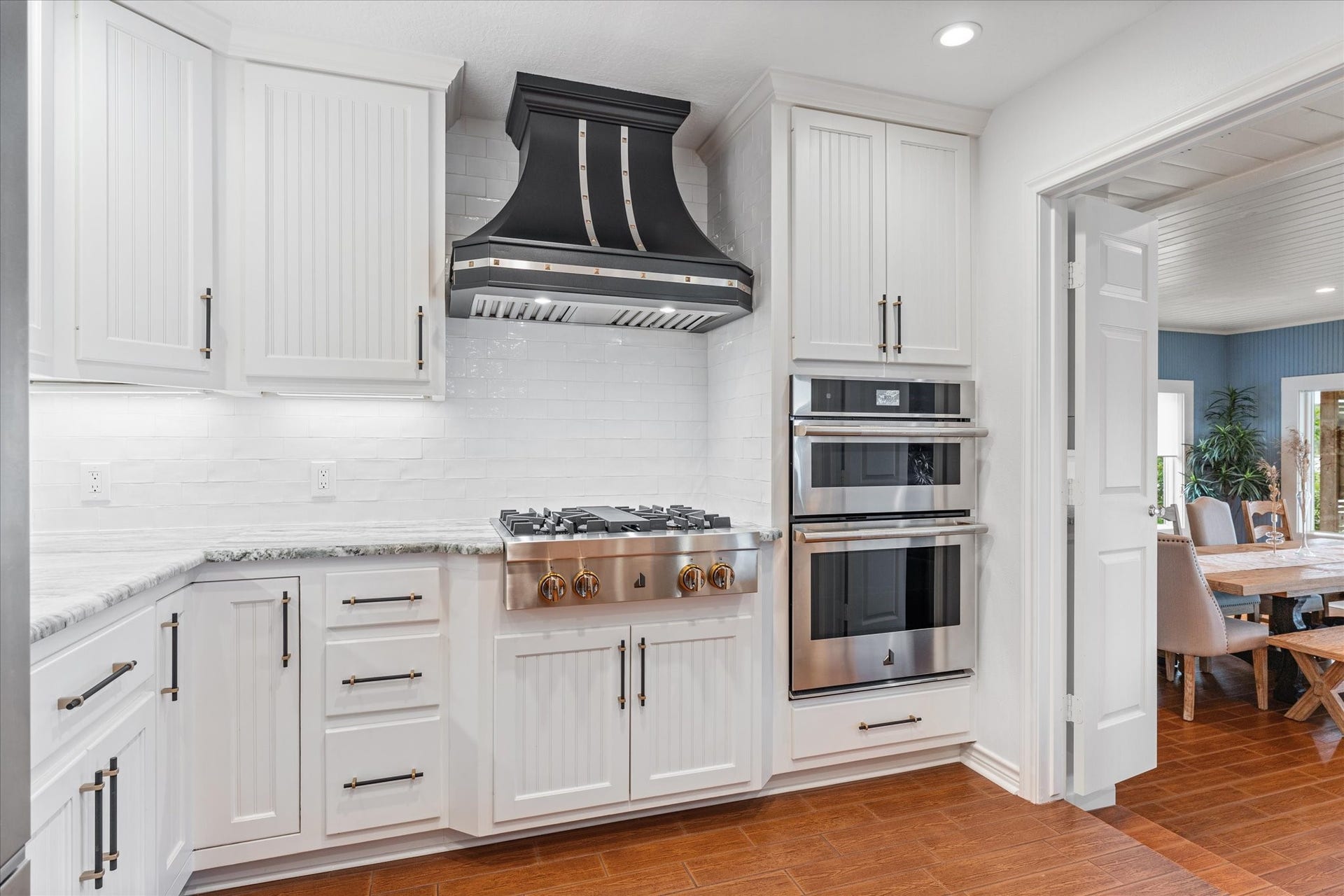 16372 Lochness Dr Drive, Willis, TX 77318 Jenn-Air Stove Top and Double Oven with Microwave/Convection Oven Combo, COPPERSMITH CUSTOM VENT HOOD