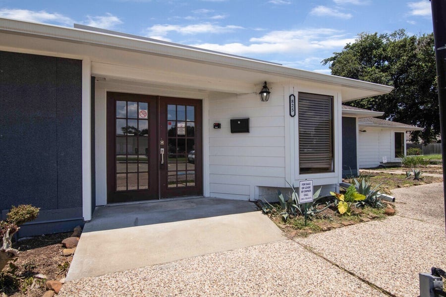Property photo for 825 Fairmont Parkway, Pasadena, TX