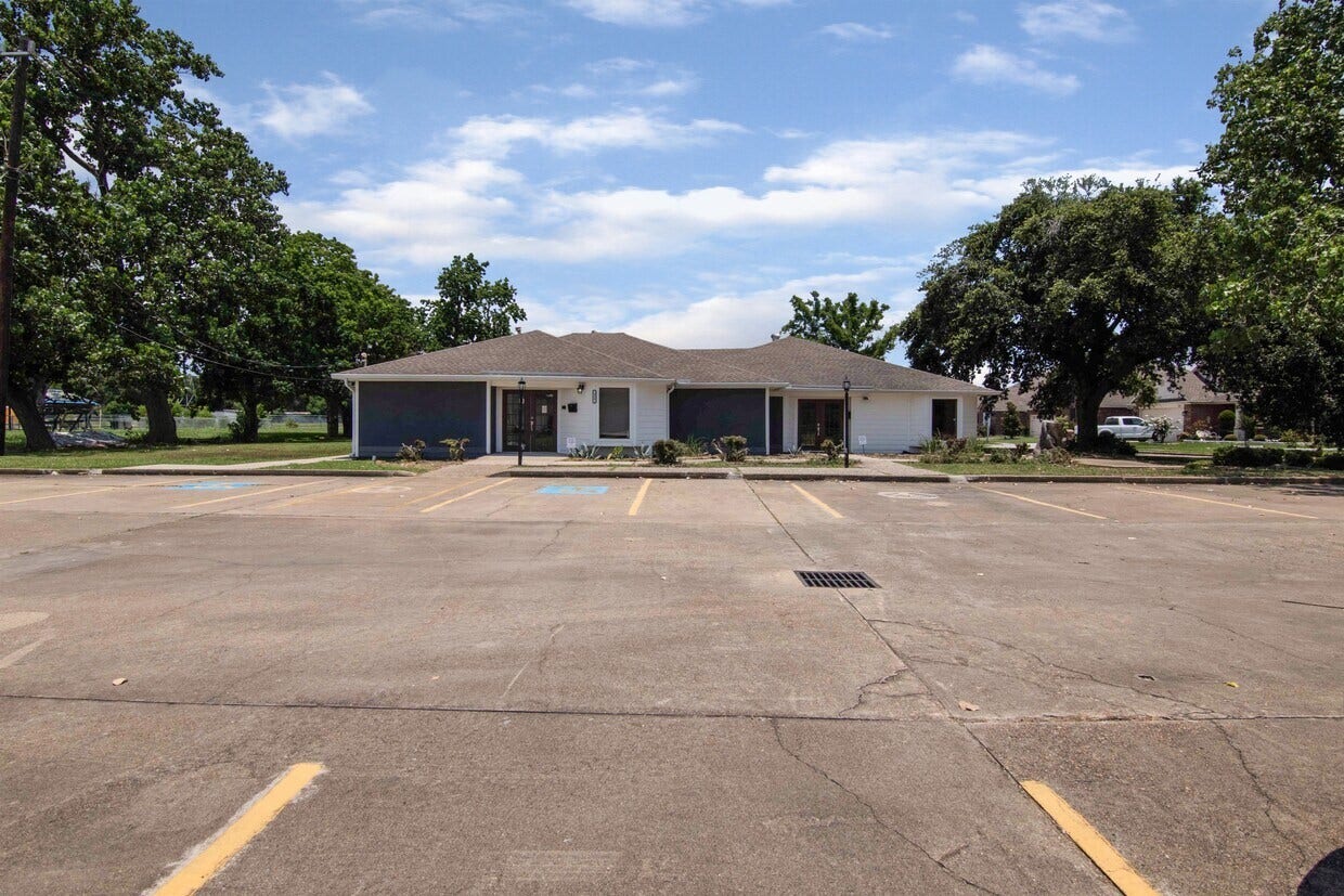 825 Fairmont Parkway, Pasadena, TX 77504 825 Fairmont Parkway, Pasadena, TX 77504