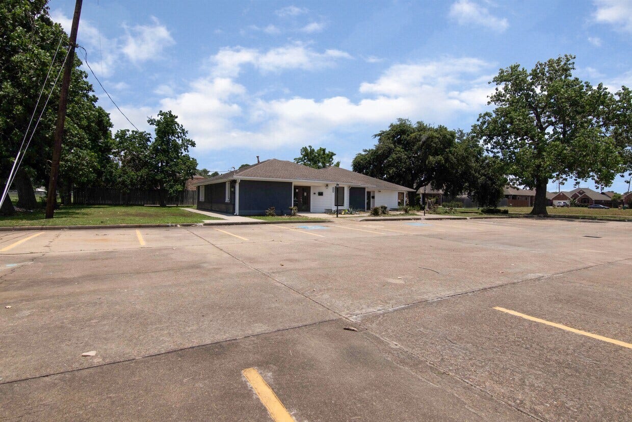 825 Fairmont Parkway, Pasadena, TX 77504 825 Fairmont Parkway, Pasadena, TX 77504
