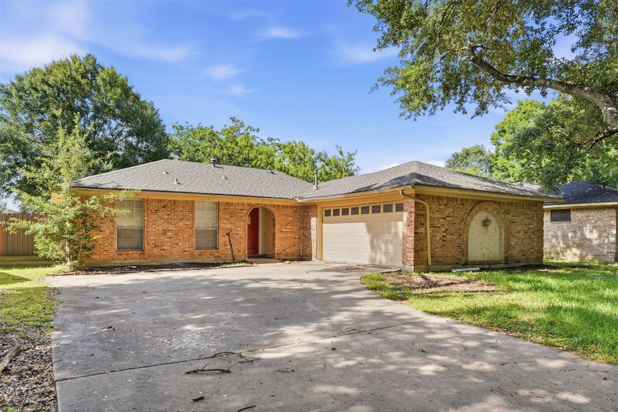 Property photo for 810 Sunnybrook Lane, Baytown, TX