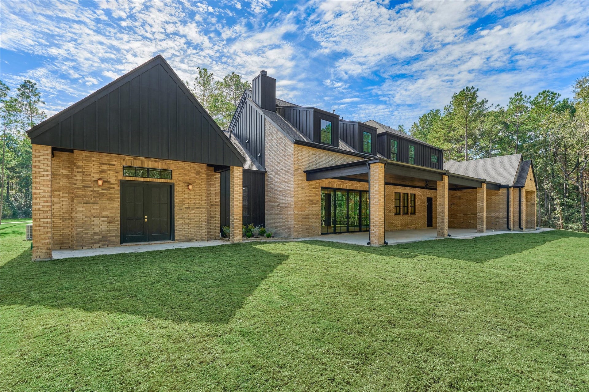 4800 Hawk Canyon Court, Montgomery, TX 77316 Equipped with an outdoor kitchen and generous seating areas designed for entertaining. Builder offers the opportunity for a custom pool, please ask!