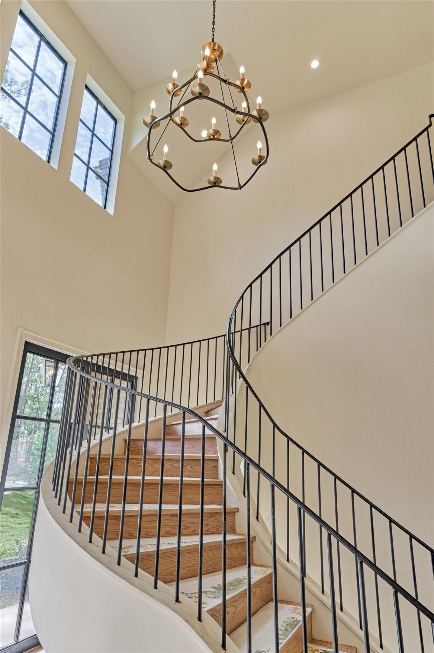 4800 Hawk Canyon Court, Montgomery, TX 77316 A captivating perspective of the grand entry, where the sculptural floating staircase creates an unforgettable architectural statement and sets the tone for the elegance throughout.