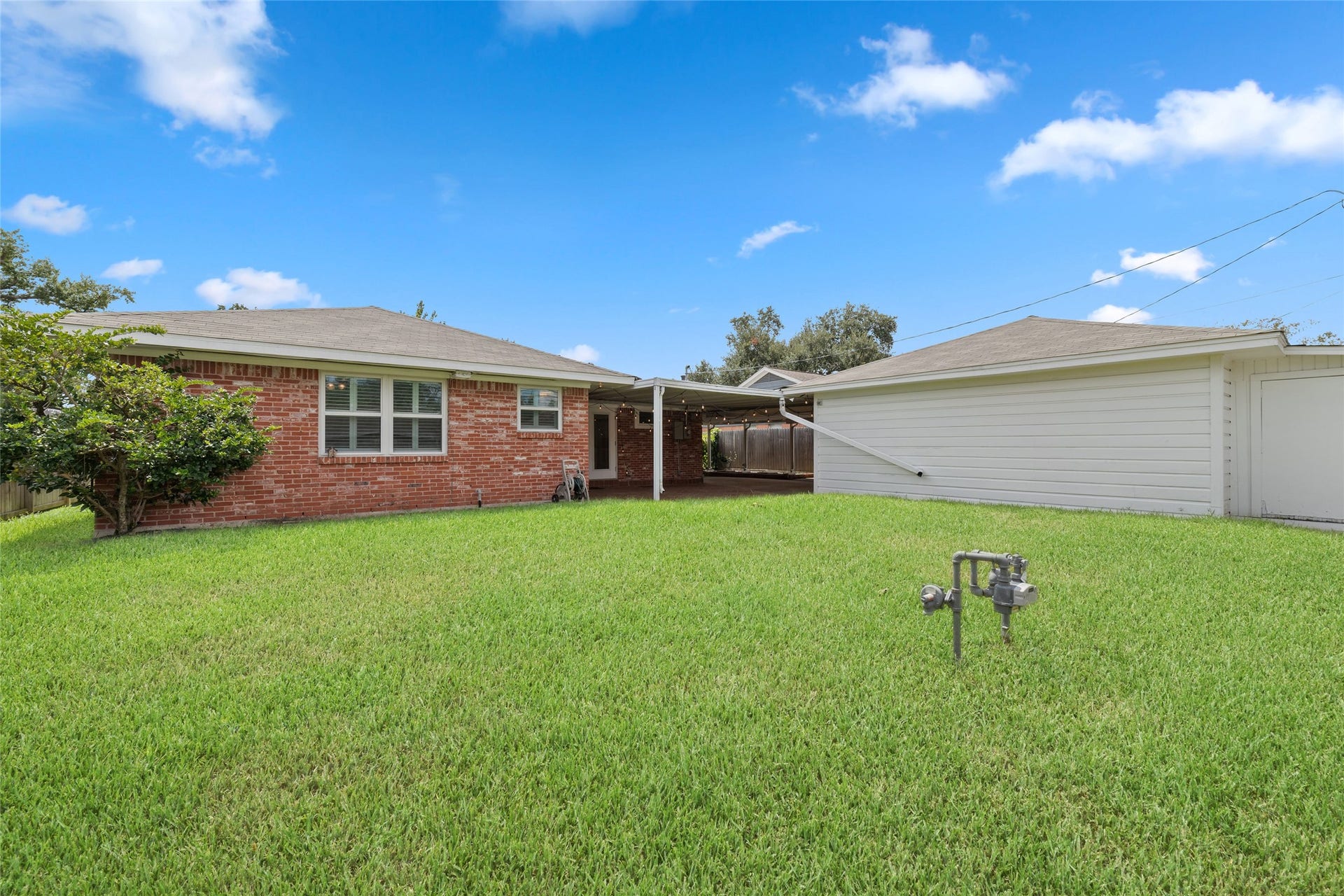 2127 Lazybrook Drive, Houston, TX 77008 Abundant outdoor space provides the perfect setting for relaxing and entertaining.