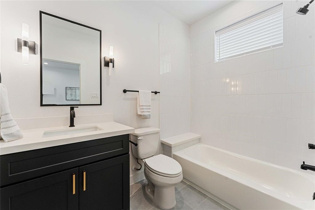 2524 Live Oak Street, Houston, TX 77004 First Full bathroom