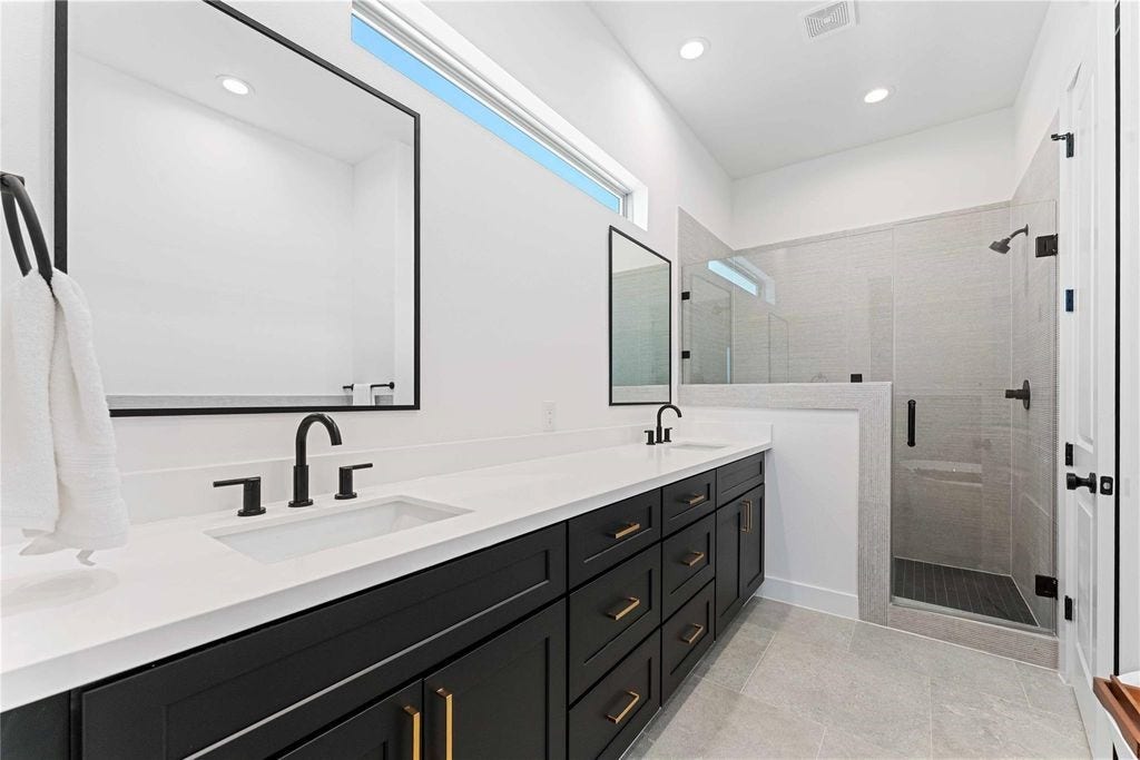 2524 Live Oak Street, Houston, TX 77004 Luxury primary bathroom
