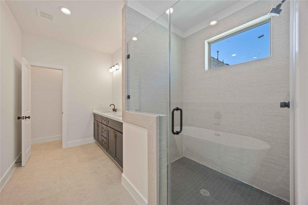 2524 Live Oak Street, Houston, TX 77004 Luxury primary bathroom