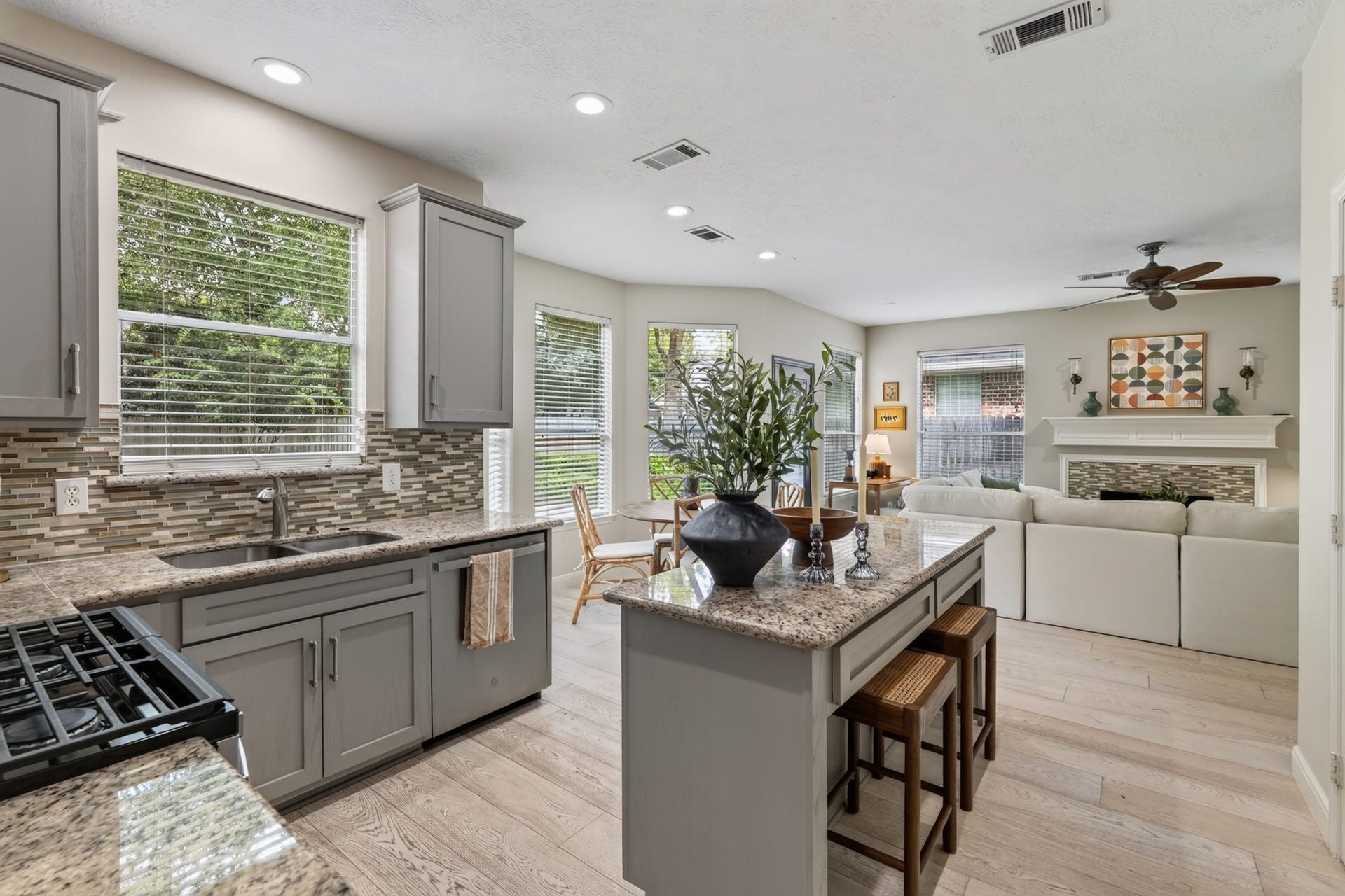 71 N Willow Point Circle, The Woodlands, TX 77382 71 N Willow Point Circle, The Woodlands, TX 77382