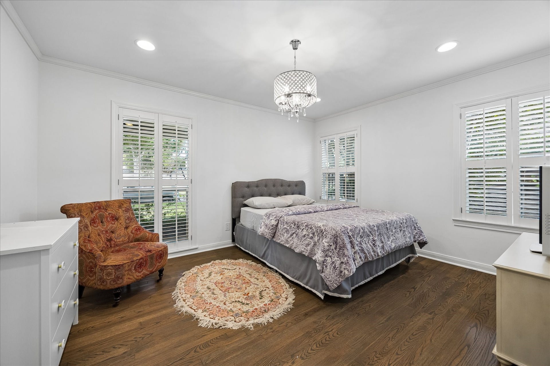 4703 Banning Drive, Houston, TX 77027 Bright & spacious secondary bedroom features beautiful hardwood floors, crown molding, recessed lighting & decorative chandelier. Multiple windows w/plantation shutters provide wonderful natural light.