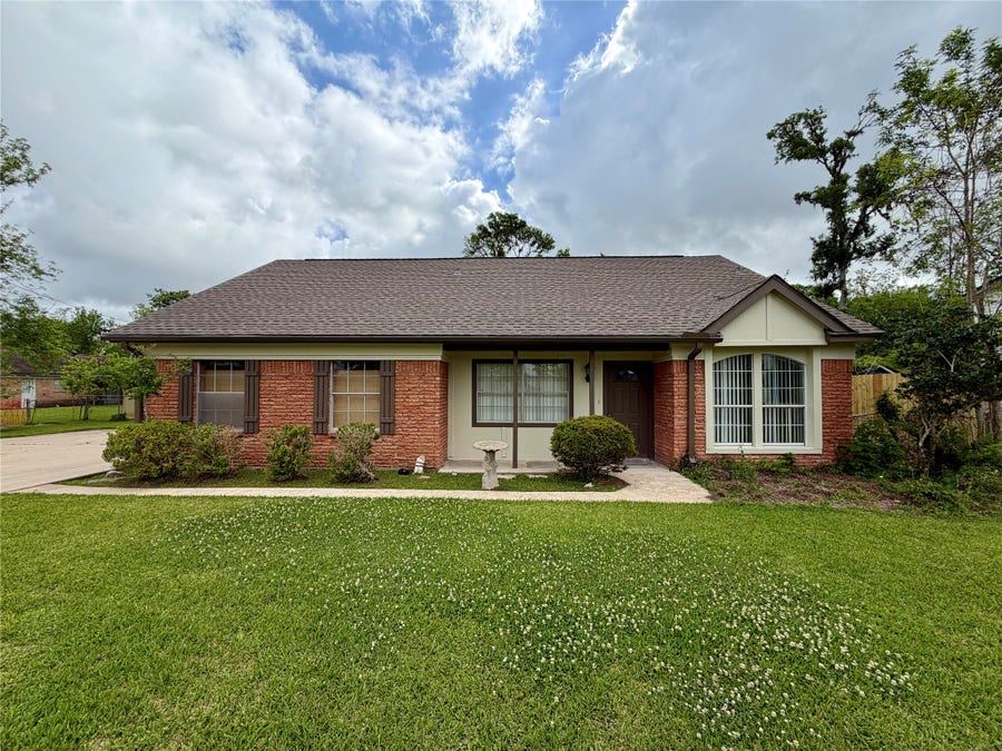 Property photo for 114 Edgewater Street, Clute, TX