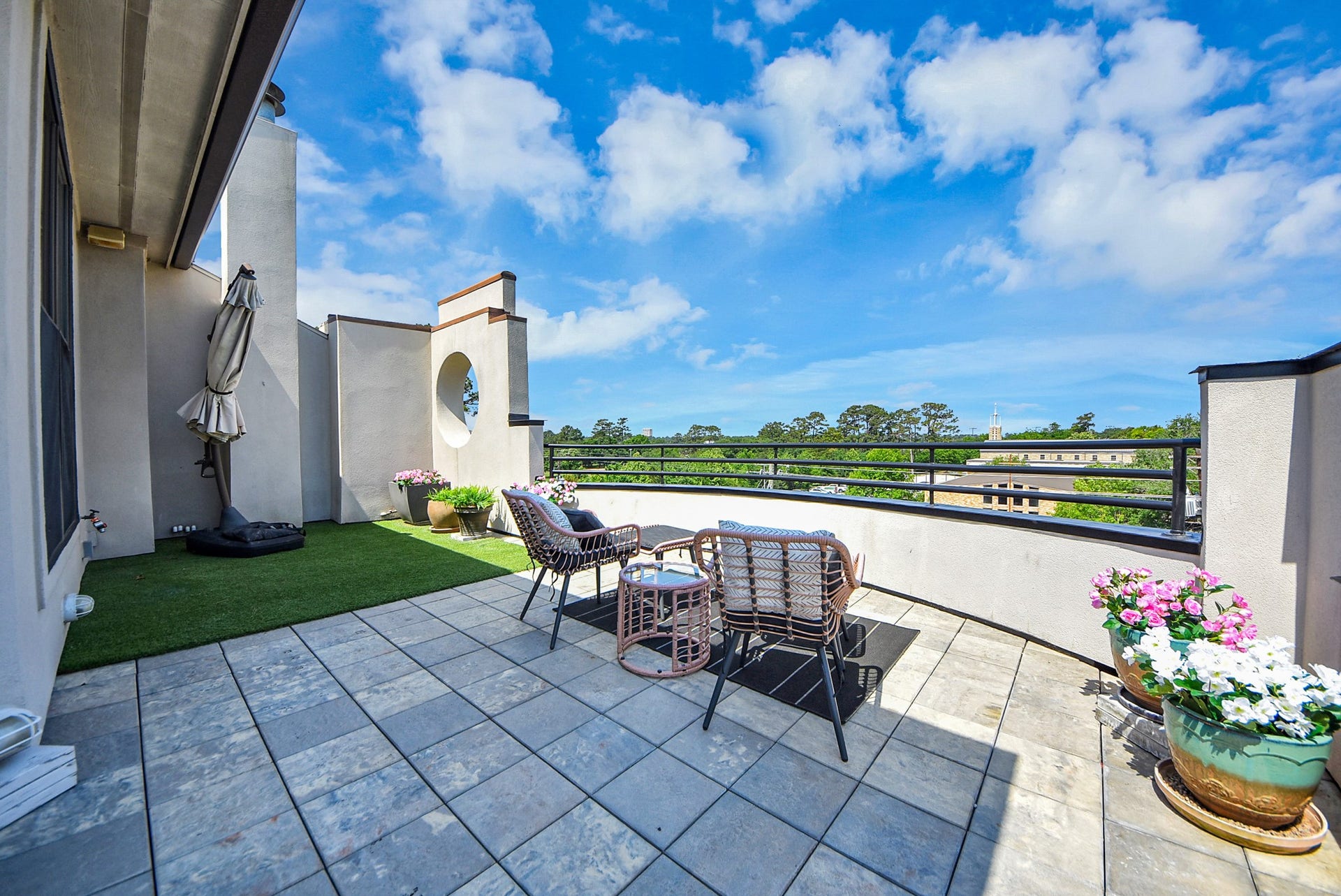 6519 Durford Street, Houston, TX 77007 Expansive private balcony offering stunning open views, ideal for relaxing or entertaining in an elevated outdoor setting.