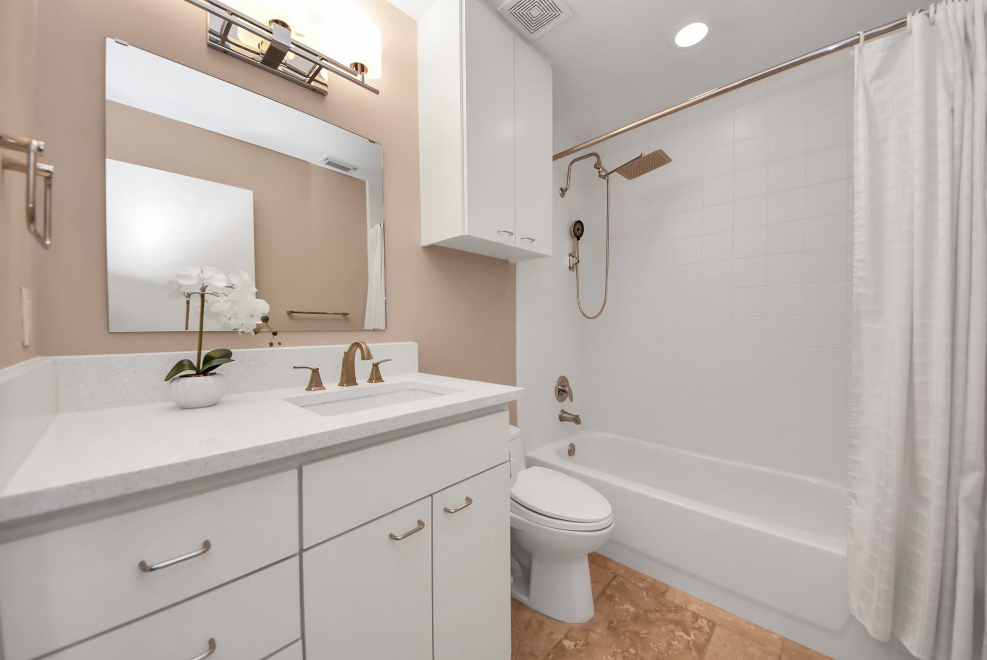 6519 Durford Street, Houston, TX 77007 First-floor full bathroom featuring a tub/shower combo, vanity with storage, and clean, neutral finishes.