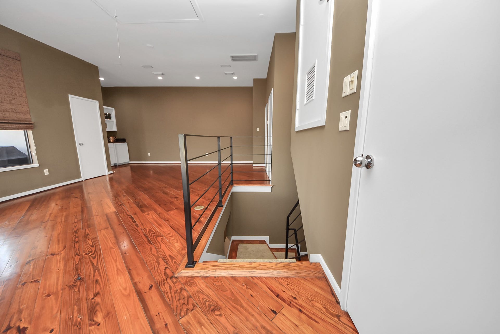 6519 Durford Street, Houston, TX 77007 Spacious fourth-floor family room/game room with hardwood floors, built-in bar, and access to the outdoor balcony.