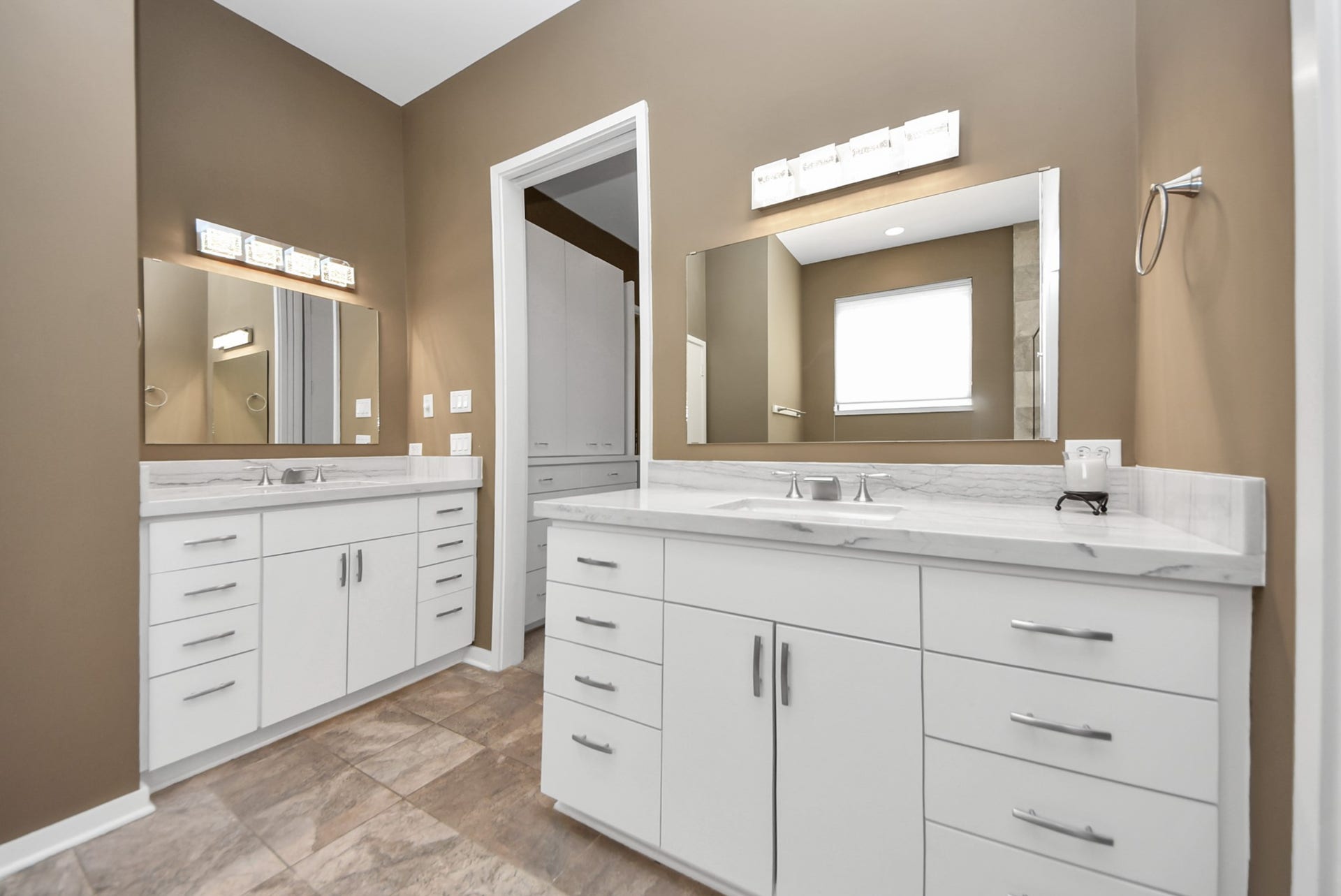 6519 Durford Street, Houston, TX 77007 Spacious primary bathroom featuring a walk-in shower, soaking tub, and dual vanities with ample storage.