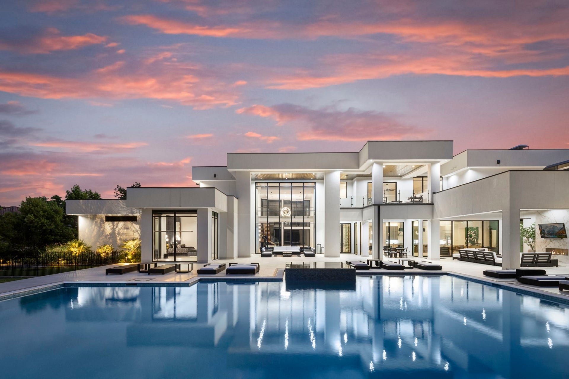 Simply breathtaking ... the estate offers an unmatched private paradise for large-scale outdoor entertaining, welcome to 62 Hallbrook Way.