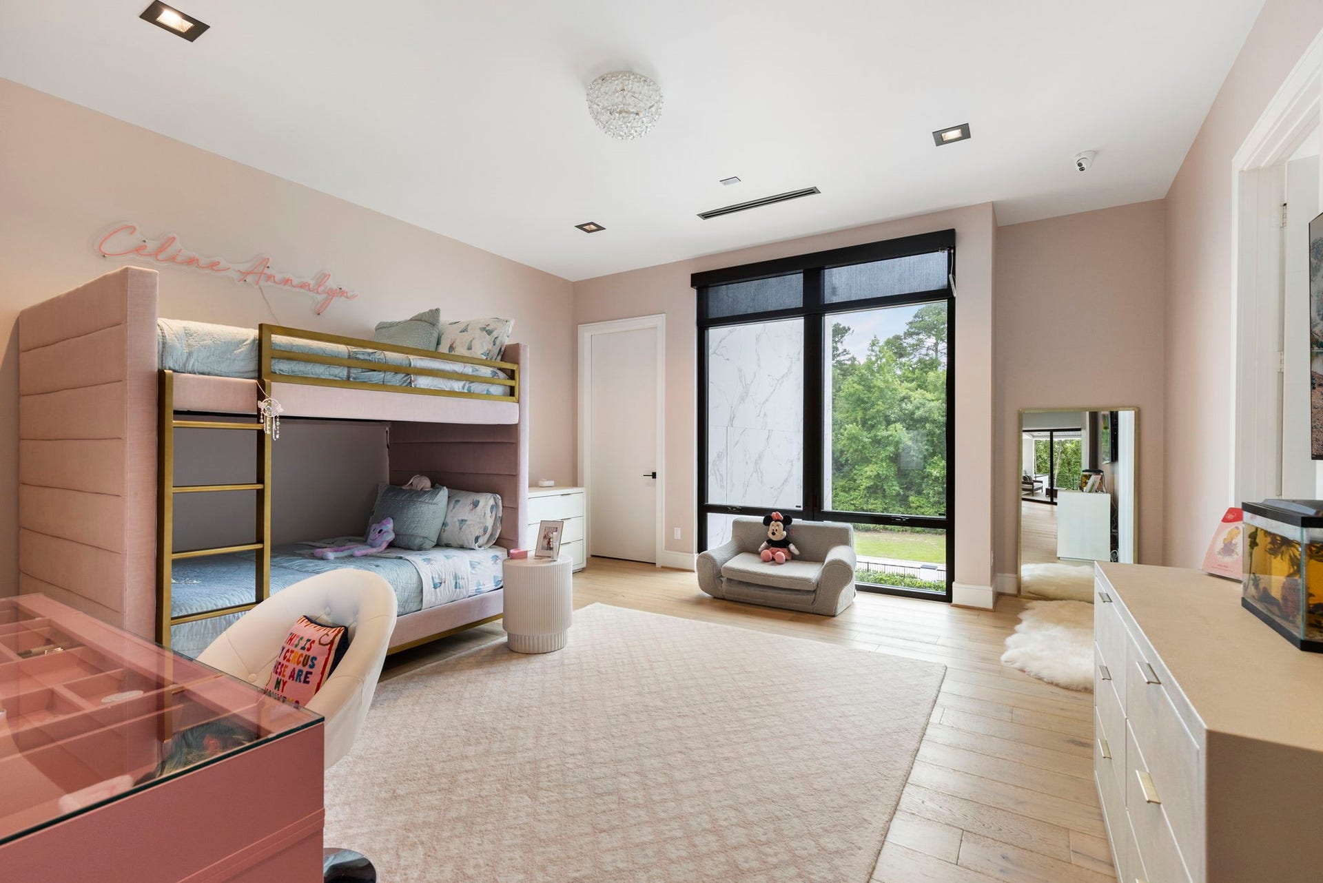 Four additional en suite bedrooms are located on the first floor.