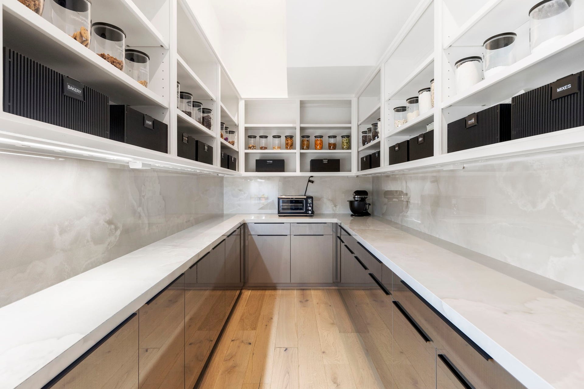 Expansive pantry!