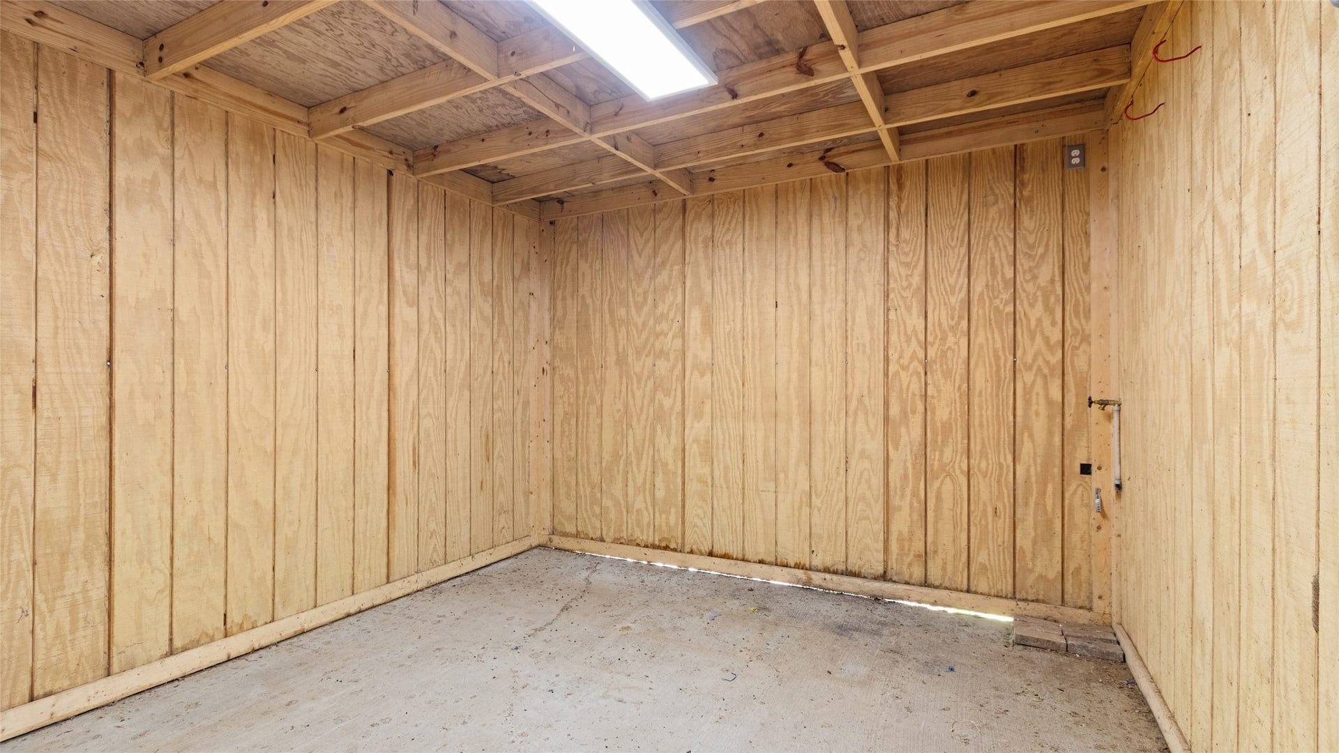 12335 2nd Street, Santa Fe, TX 77510 Tack & feed room with electricity & water