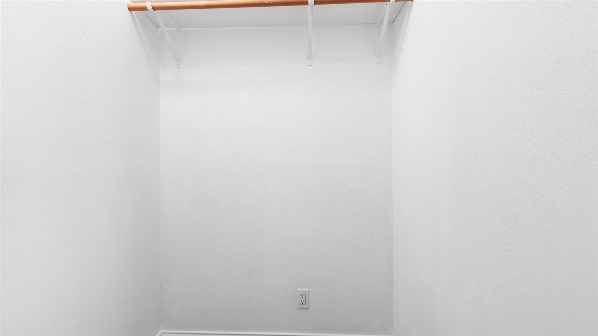12335 2nd Street, Santa Fe, TX 77510 Primary walk-in closet