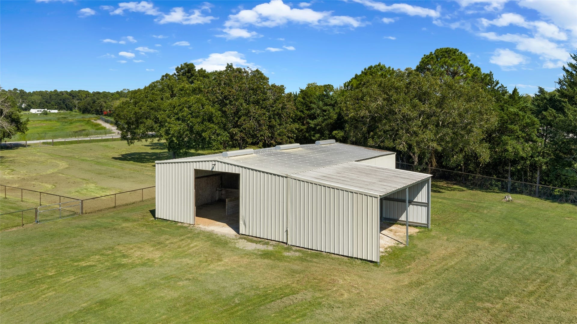 12335 2nd Street, Santa Fe, TX 77510 60x40 barn