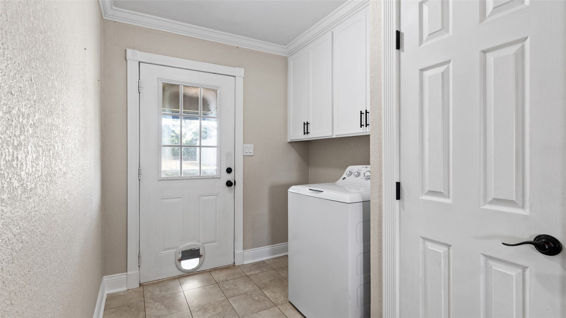 12335 2nd Street, Santa Fe, TX 77510 Laundry room in the house