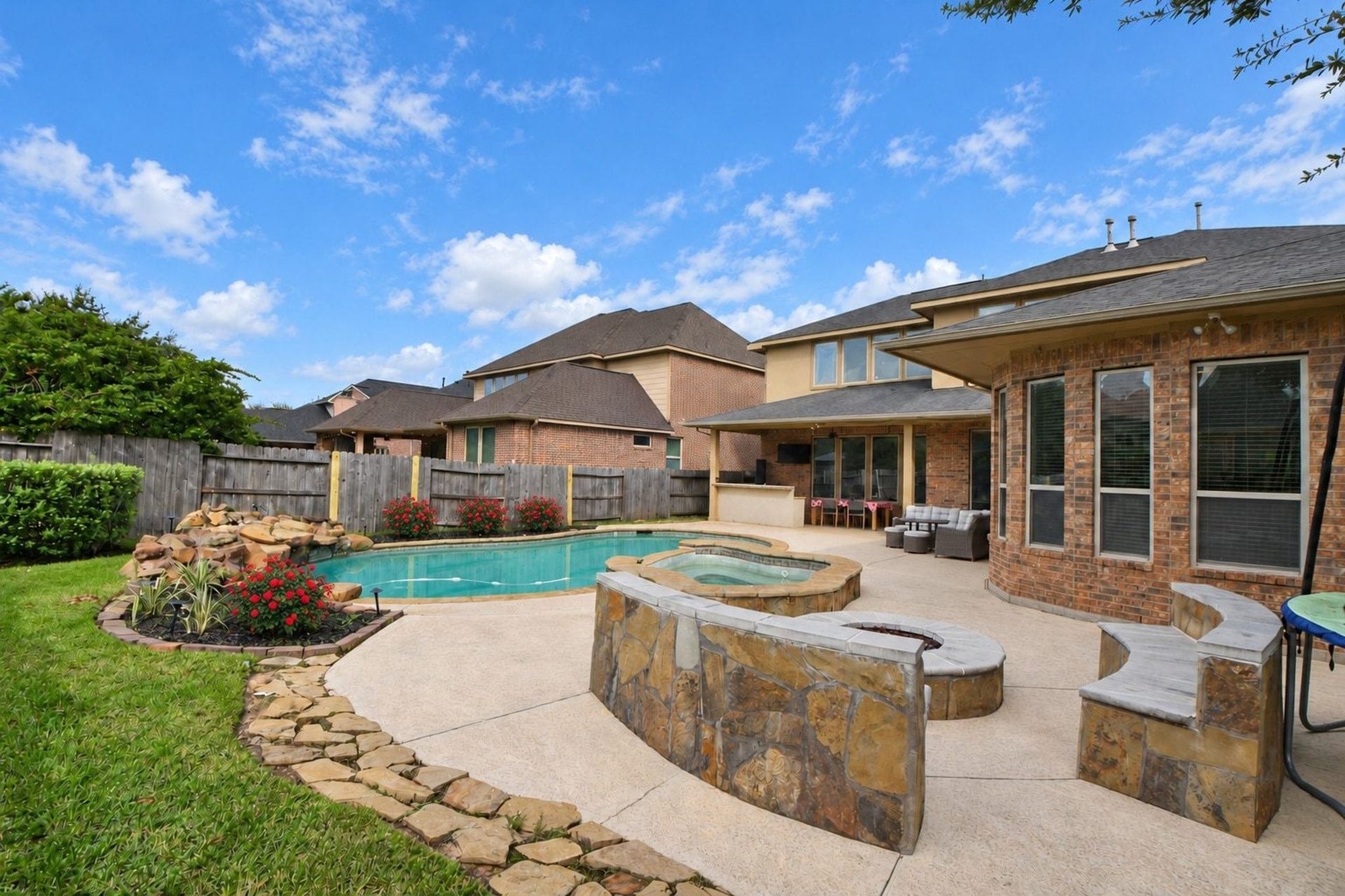 26727 Cedardale Pines Drive, Katy, TX 77494 Gas firepit
