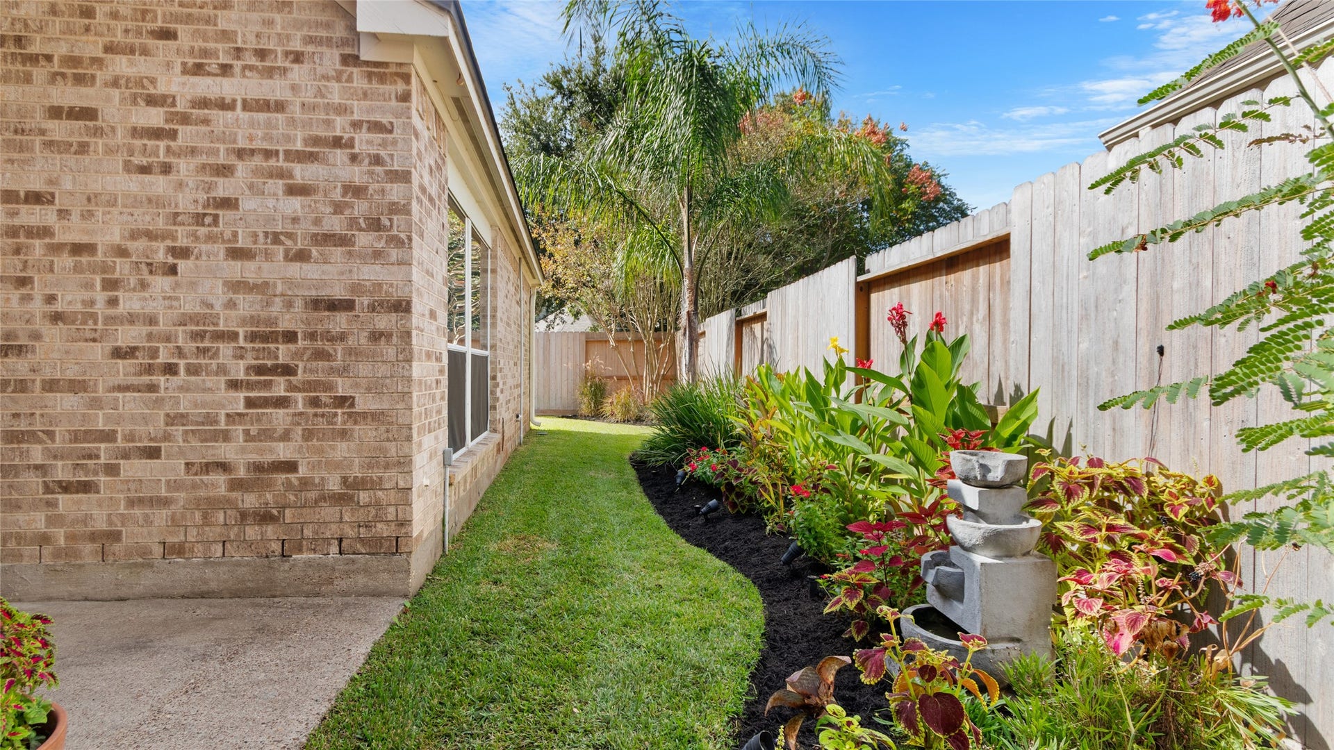 1170 Rustling Wind Lane, League City, TX 77573 Beautiful lush landscaping off the breakfast room patio.