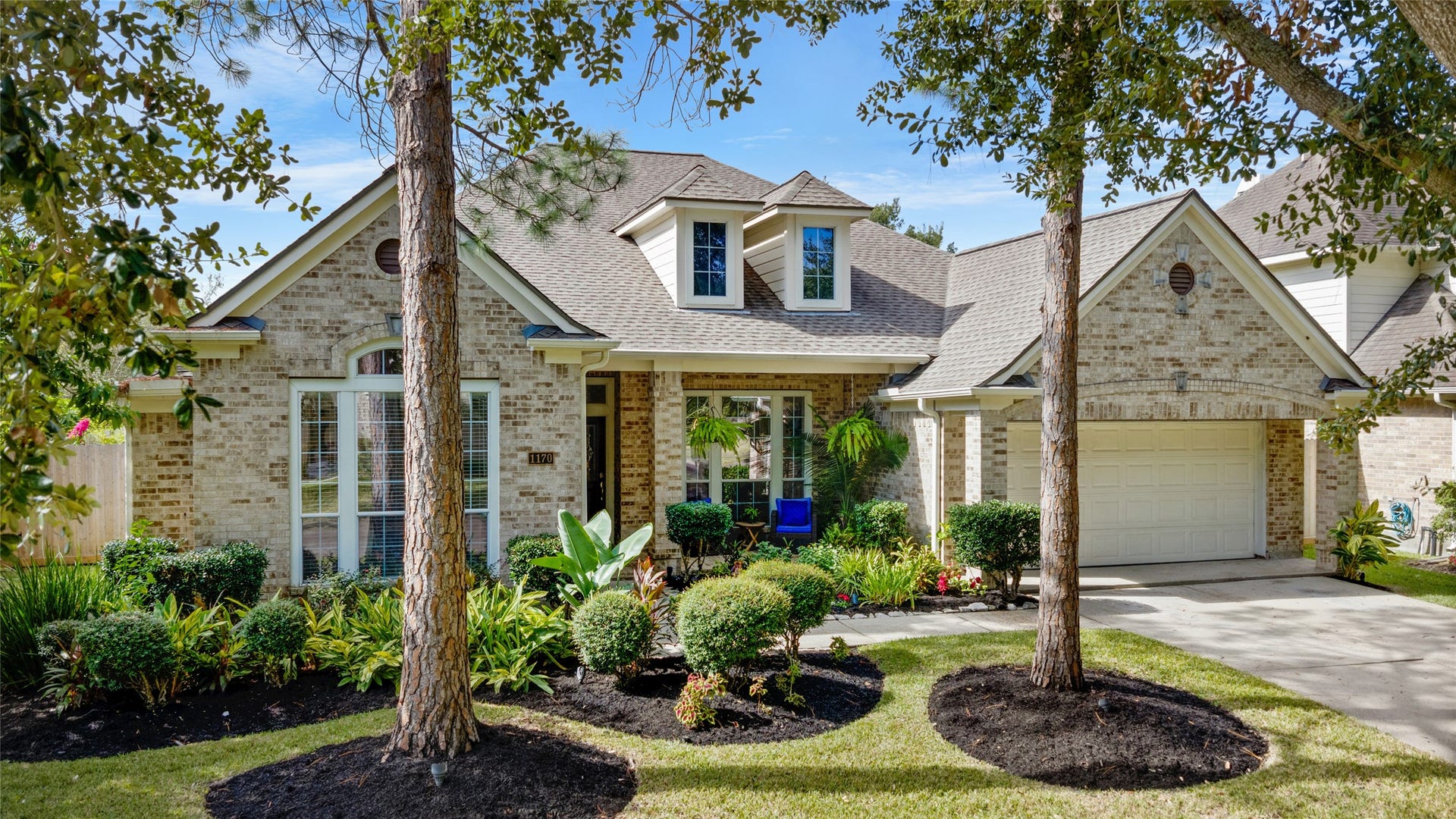 1170 Rustling Wind Lane, League City, TX 77573 Welcome to the single-story living, with plenty of room to spread out.
