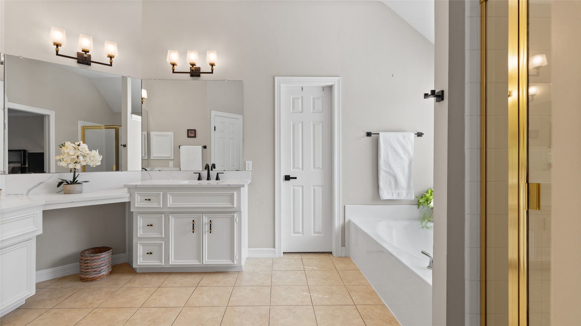 1170 Rustling Wind Lane, League City, TX 77573 The Primary Bathroom has dual vanities, a jetted tub, and a separate shower.