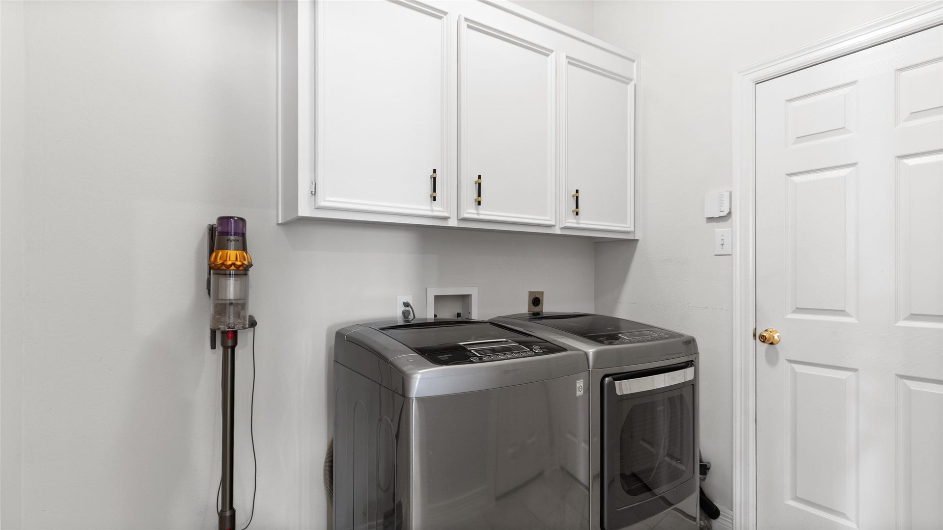 1170 Rustling Wind Lane, League City, TX 77573 Laundry room off of the kitchen, leads to the garage.