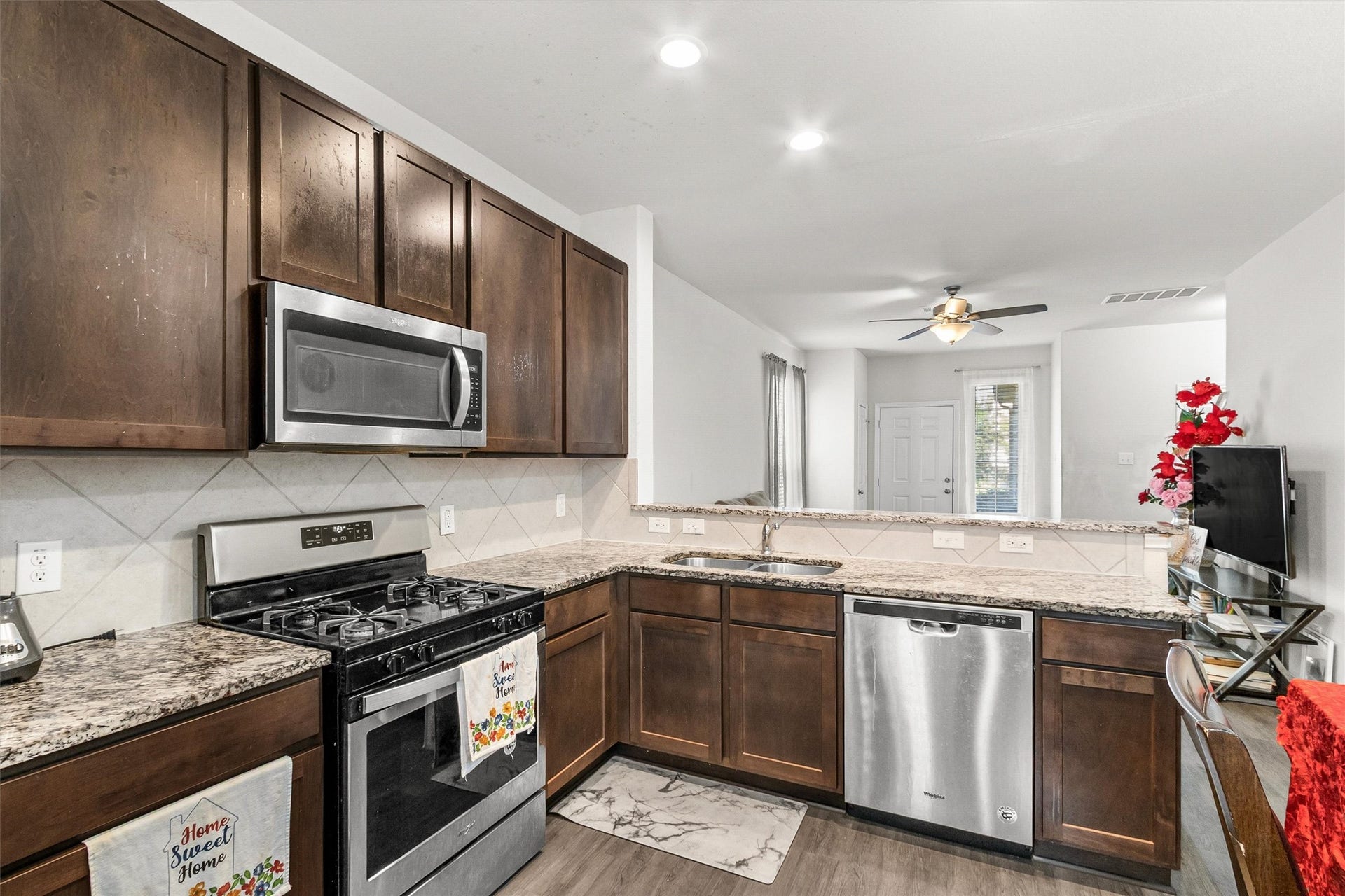 4314 Mcgregor Bluff Lane, Conroe, TX 77304 Breakfast bar is great for entertaing
