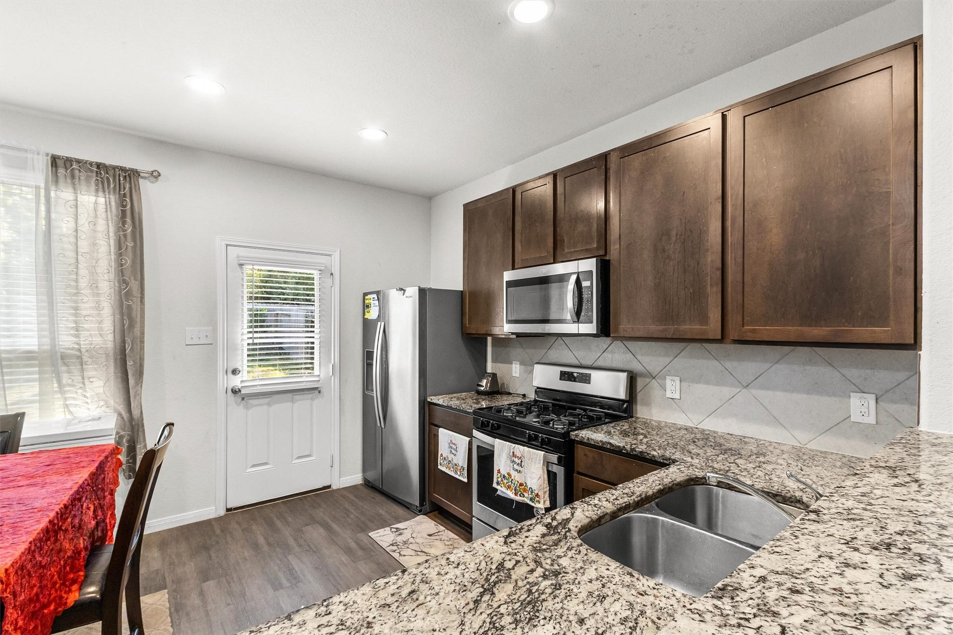 4314 Mcgregor Bluff Lane, Conroe, TX 77304 Checkout the granite counter tops