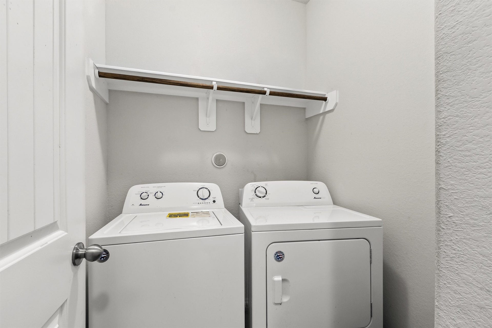 4314 Mcgregor Bluff Lane, Conroe, TX 77304 Washer and dryer stay