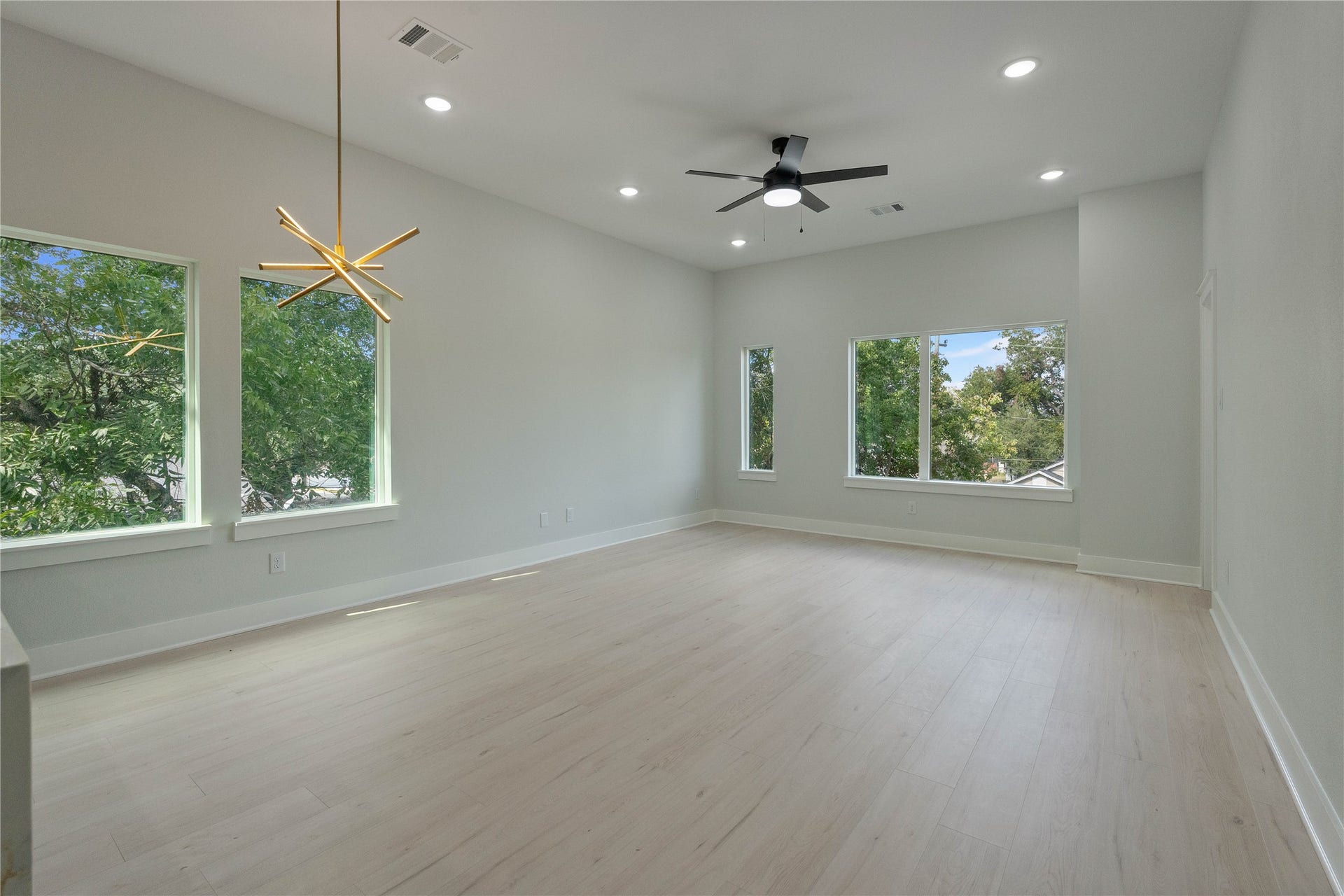 1216 Johnston Street, #A, Houston, TX 77022 Living and Dining Combo