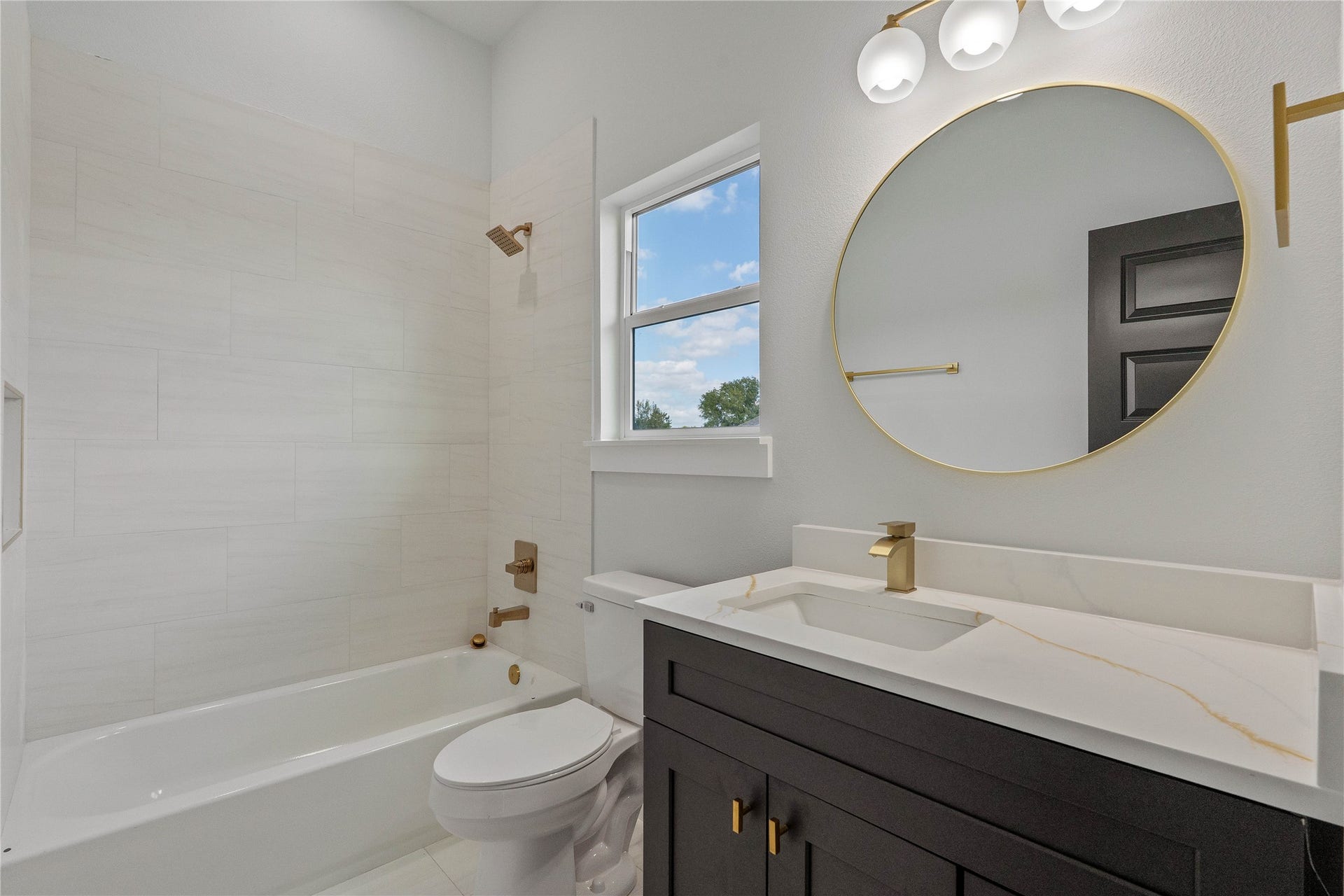 1216 Johnston Street, #A, Houston, TX 77022 Primary Bath