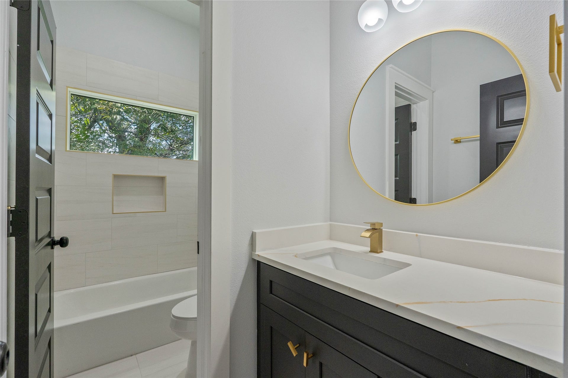 1216 Johnston Street, #A, Houston, TX 77022 Secondary Full Bath