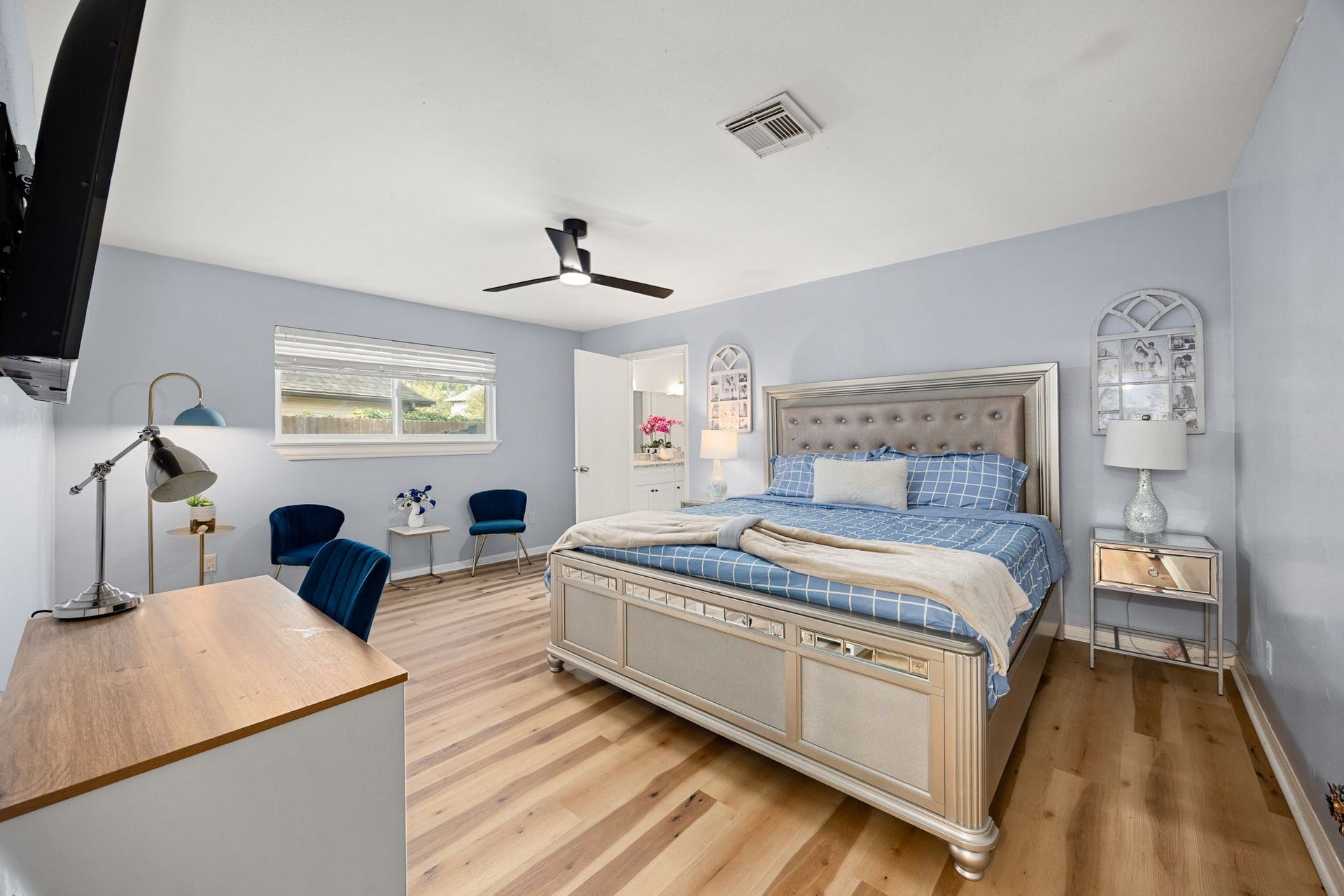 20102 Wickham Court, Katy, TX 77450 First-floor primary bedroom with ample space for a king-size bed and additional furniture.