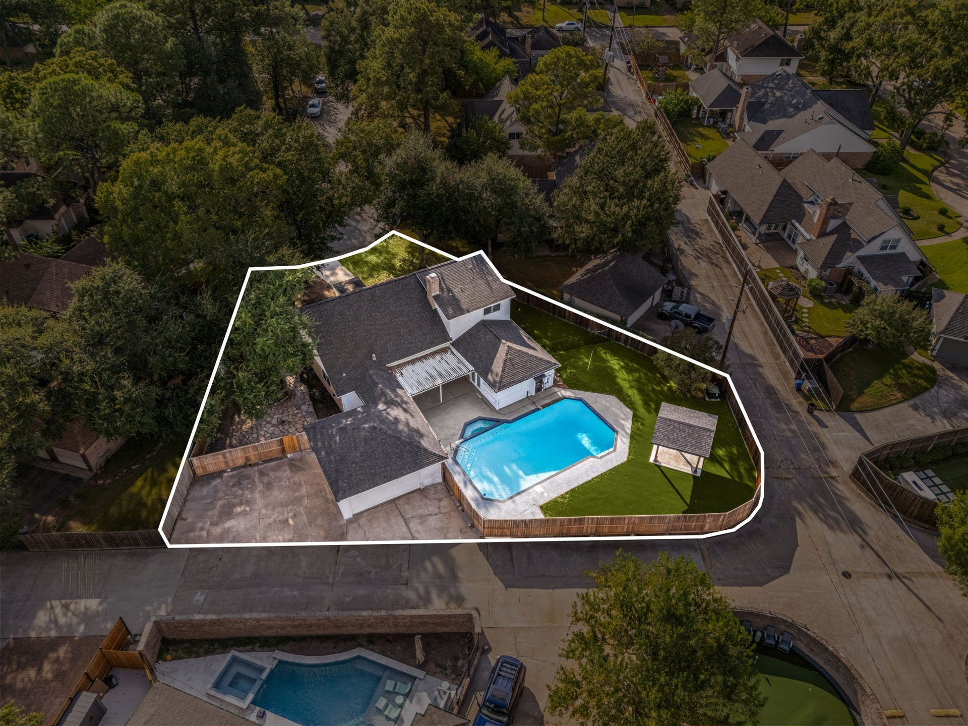 20102 Wickham Court, Katy, TX 77450 Located in established Nottingham Country and zoned to Katy ISD.