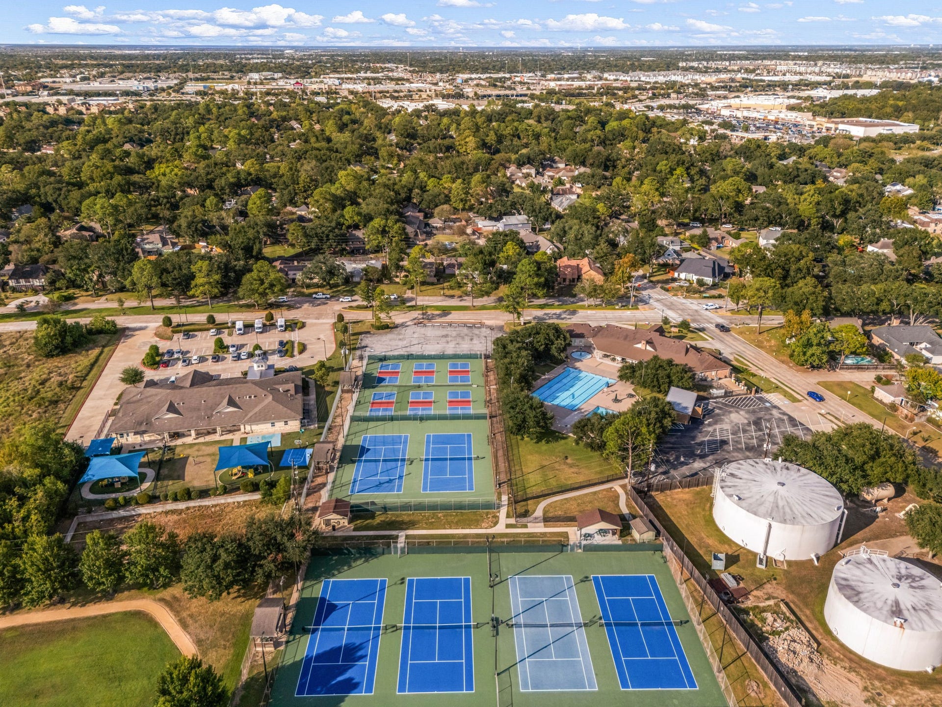 20102 Wickham Court, Katy, TX 77450 Nottingham Country community amenities include swimming pool, tennis courts, playground, and recreational areas.