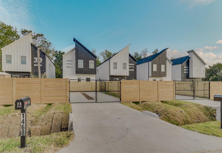 Property photo for 9439 Pembrook St, Houston, TX