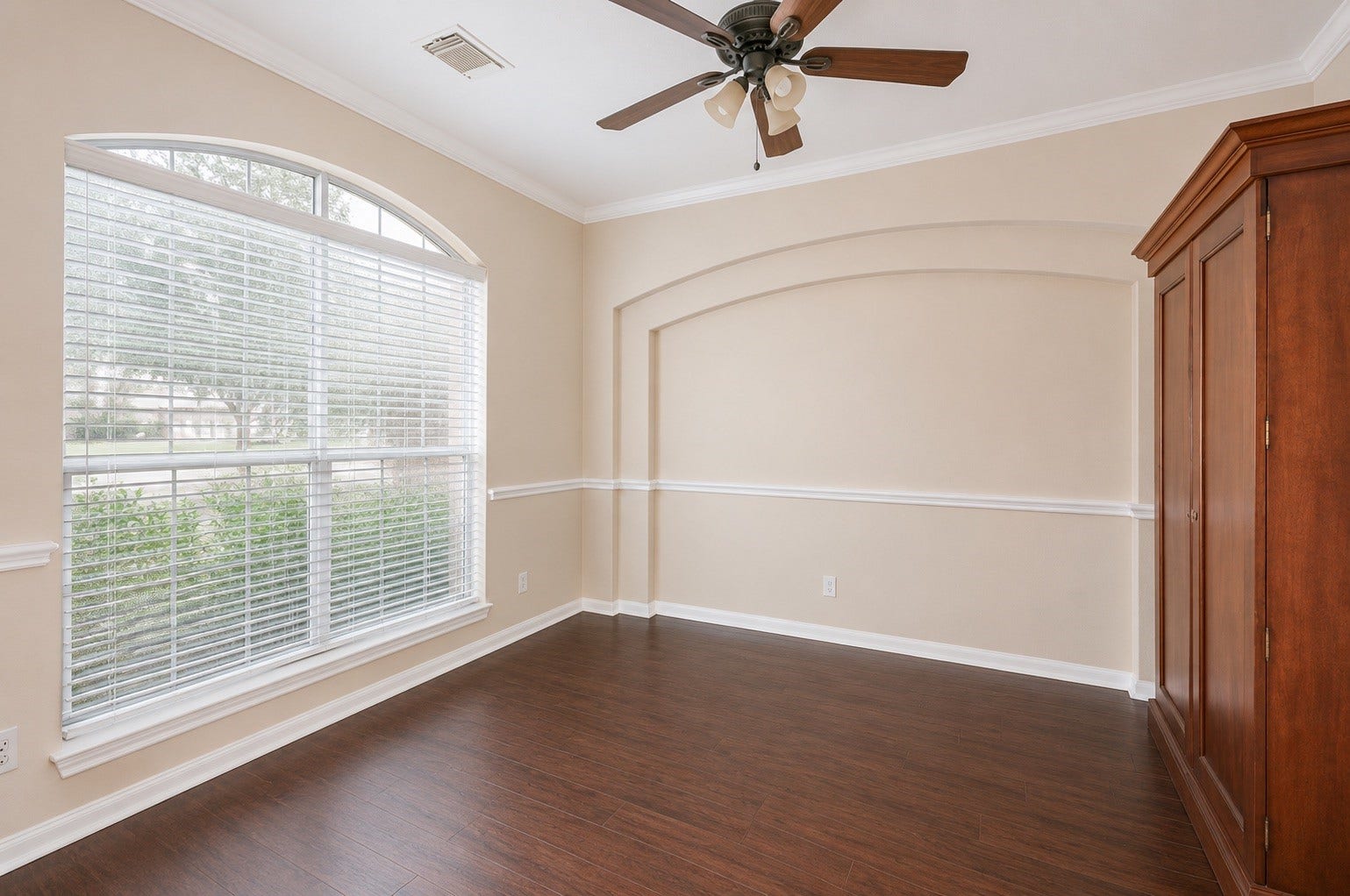 14907 E Lime Blossom Court, Cypress, TX 77433 Located just off the entry, the formal dining room provides the perfect setting for holiday gatherings and special occasions.