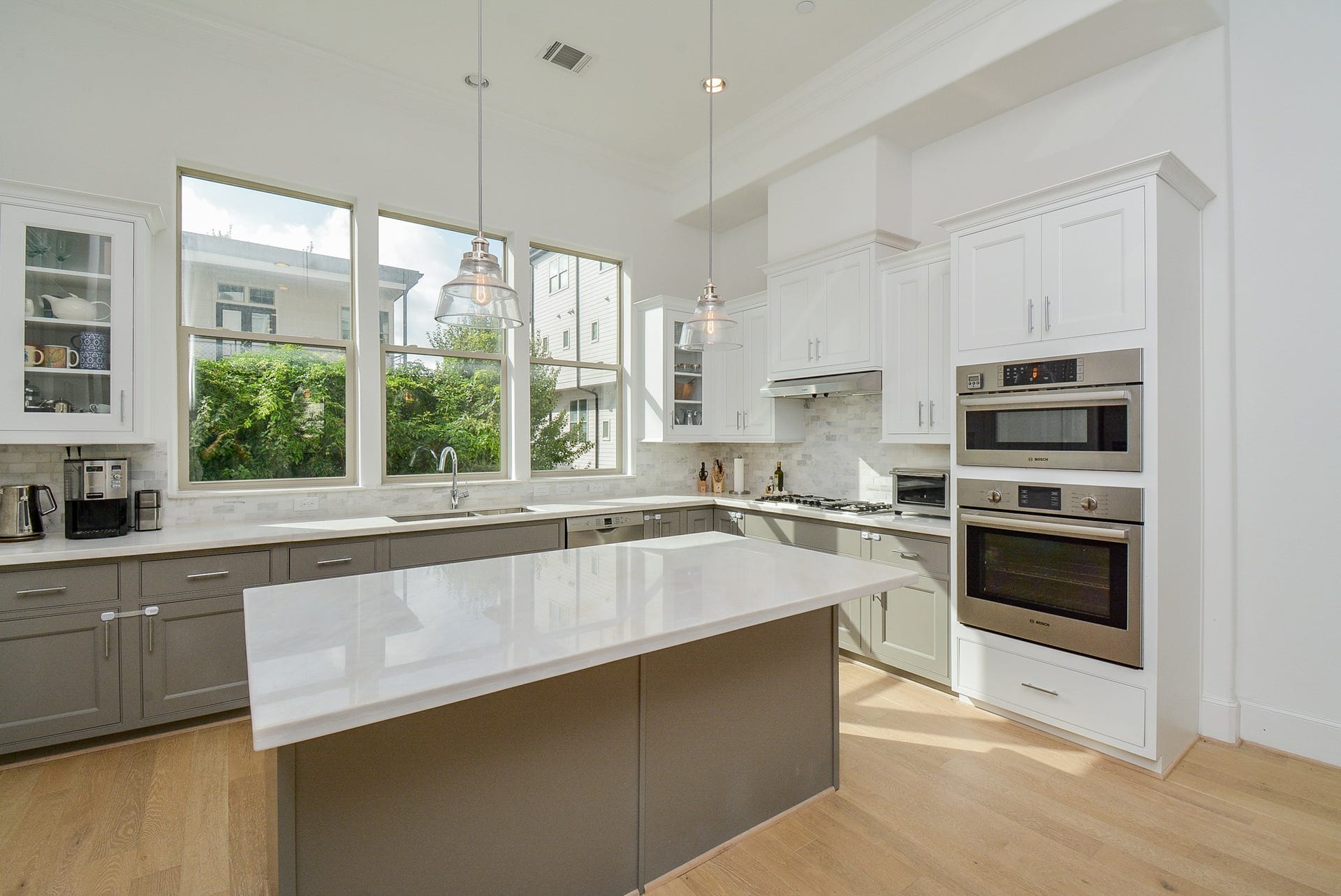 615 Nagle Street, Houston, TX 77003 This island kitchen is a cook's delight!