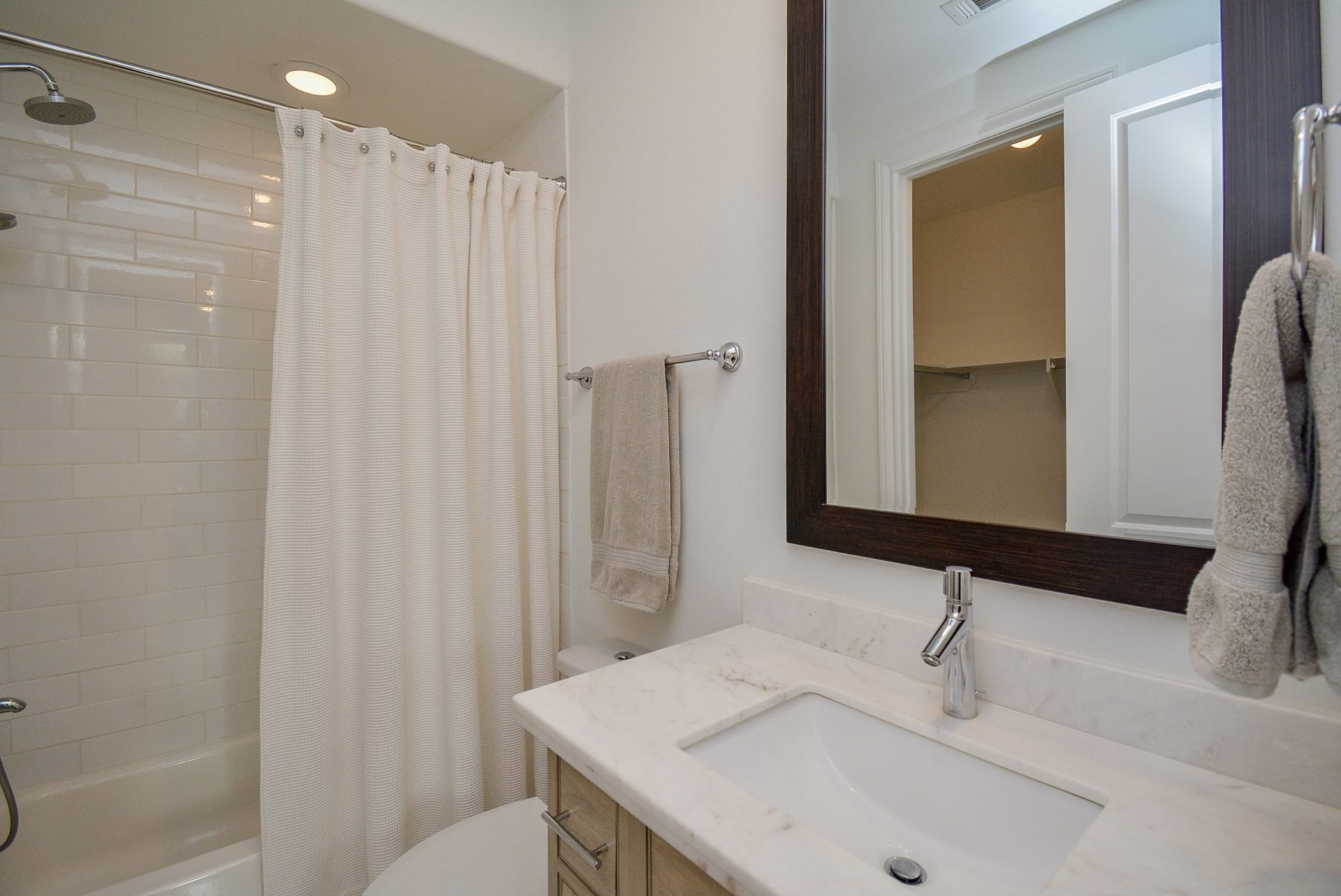 615 Nagle Street, Houston, TX 77003 Full bath on 1st floor