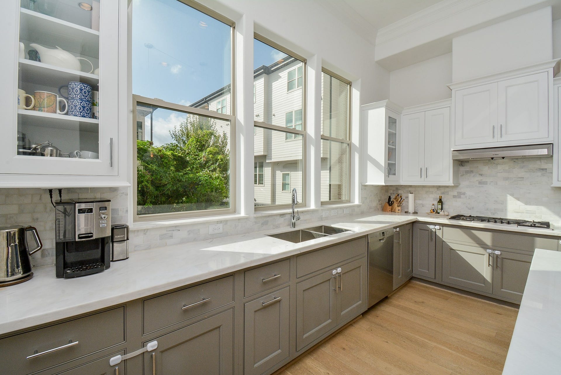 615 Nagle Street, Houston, TX 77003 Look at the natural lighting that comes in.