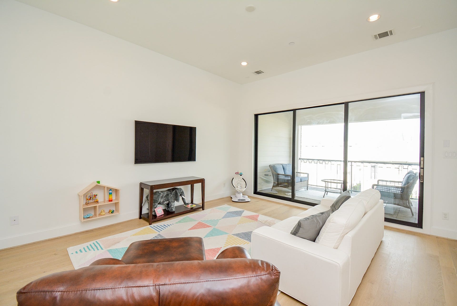 615 Nagle Street, Houston, TX 77003 Another living area/game room on 4th floor!